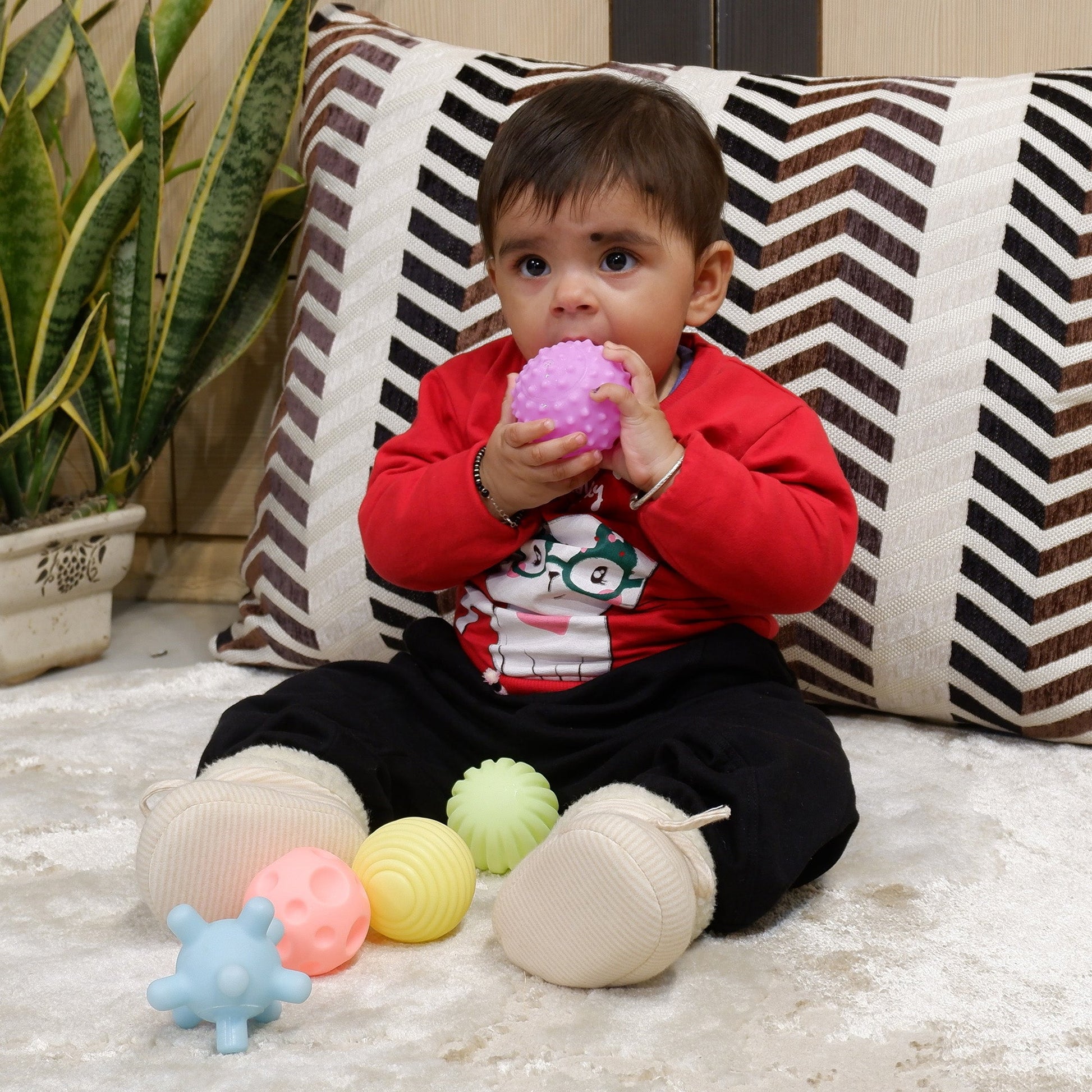 Multicolour squeaky bath balls for kids play