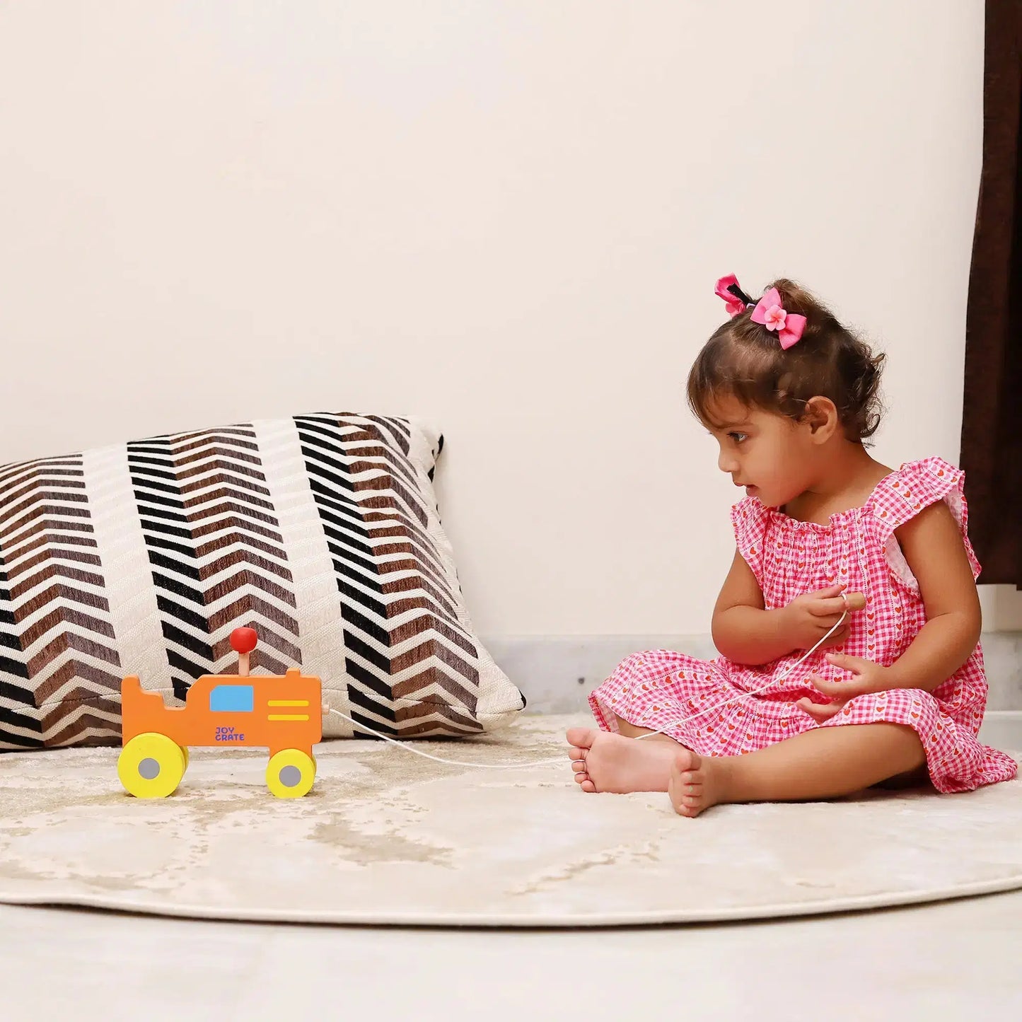 Wooden pull toy with wheels for toddlers movement